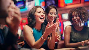 Layar meja French Roulette dengan croupier langsung dan statistik permainan